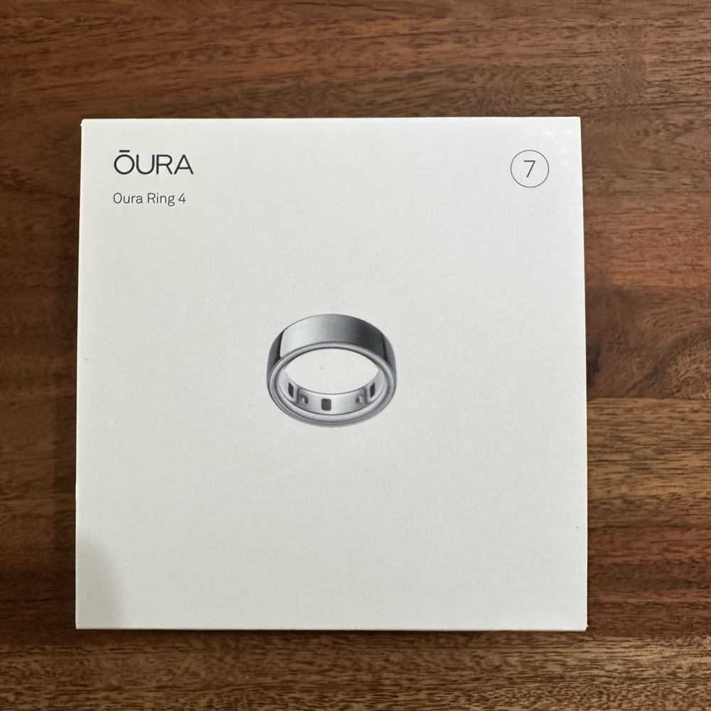 Oura Ring 4 in Elegant Silver